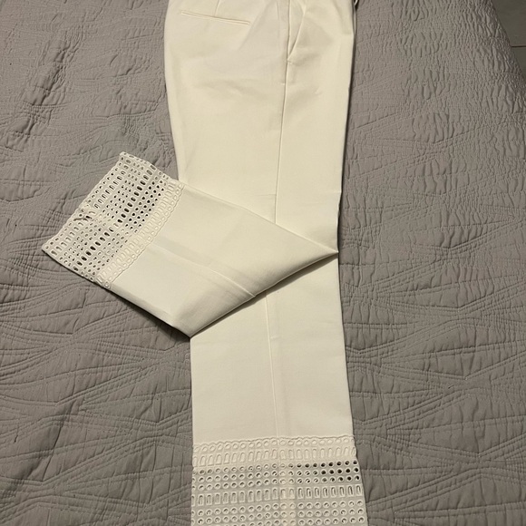 ANN TAYLOR WHITE PANTS WITH DETAIL SIZE 6. - Picture 3 of 14